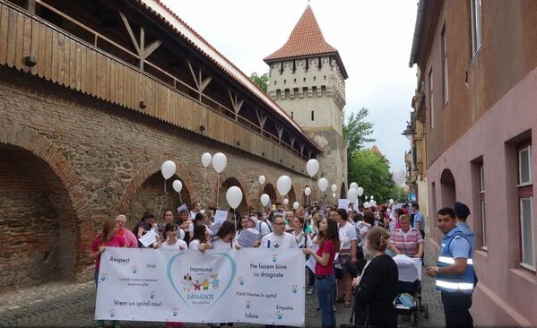 Sibiu: Primul protest pentru sănătate, la care s-au coalizat medicii, asistente, pacienții și familiile acestora