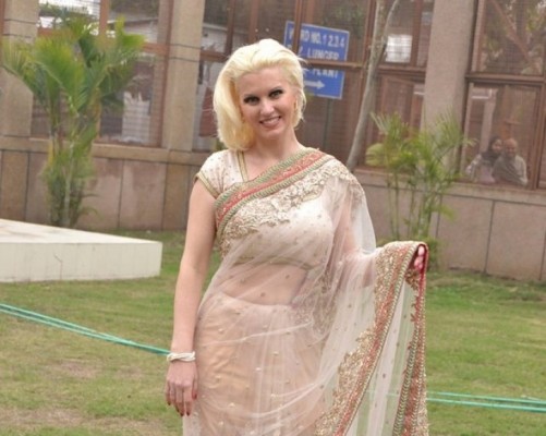 Miliardara romanca din India devine rivala lui Mr Pink pe piata asiatica!