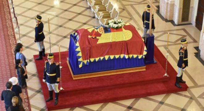 Câteva mii de persoane au adus un ultim omagiu Reginei Ana