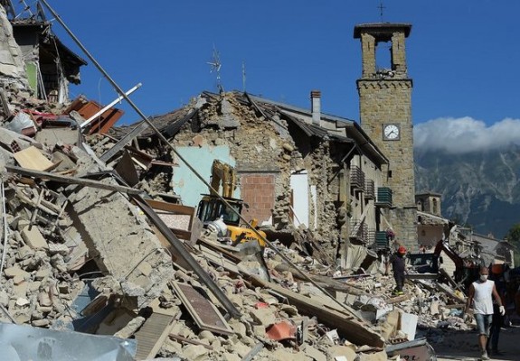 VIDEO Doi români au murit, patru sunt răniţi şi opt dispăruţi în urma cutremurului din Italia. Noul bilanţ: 247 de morţi