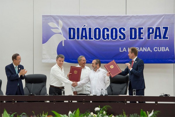 Guvernul columbian a semnat un acord de pace istoric cu gherilele FARC