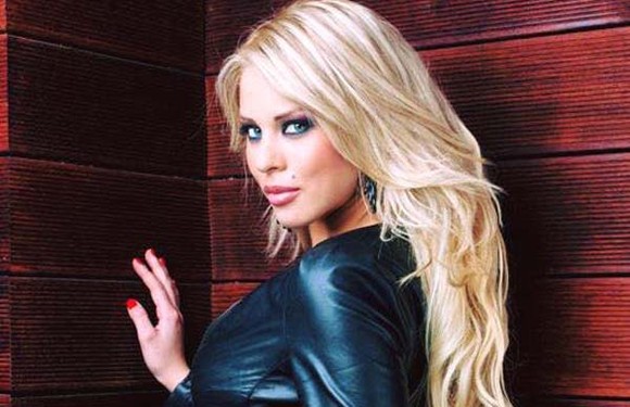 Roxana Nemeș, super sexy la plajă