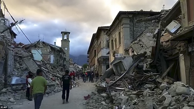 VIDEO. Cutremurul din Italia, surprins în trei clipuri