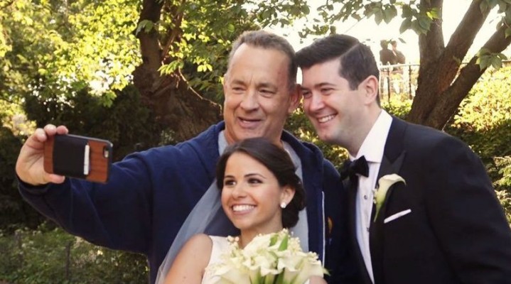 VIDEO Actorul Tom Hanks, apariție-surpriză la o ședință foto de nuntă din Central Park