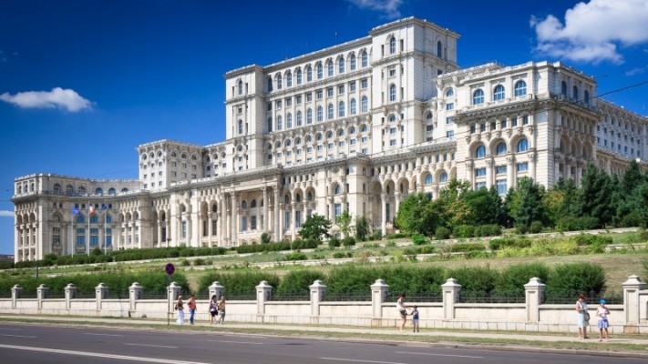 După o vacanță de două luni, parlamentarii se întorc la serviciu. Începe ultima sesiune a actualului legislativ