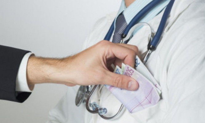 Manual de șpagă, găsit în calculatorul unui medic acuzat de luare de mită