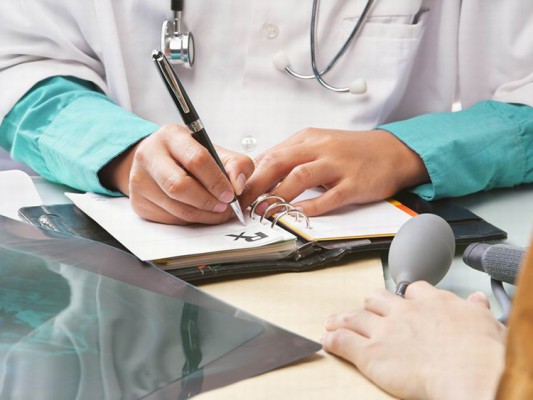 Medicii din județele Dolj și Olt reclamă că sunt nevoiți să muncească ilegal