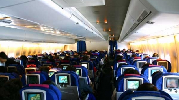 Senat: Minorii care au împlinit 14 ani se pot deplasa cu avionul în străinătate neînsoțiți de un major