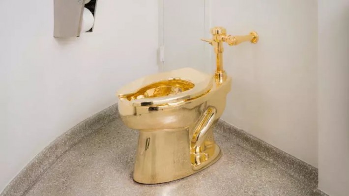 Vizitatorii Muzeului Guggenheim se pot ușura într-o operă de artă, un vas de WC din aur de 18 karate