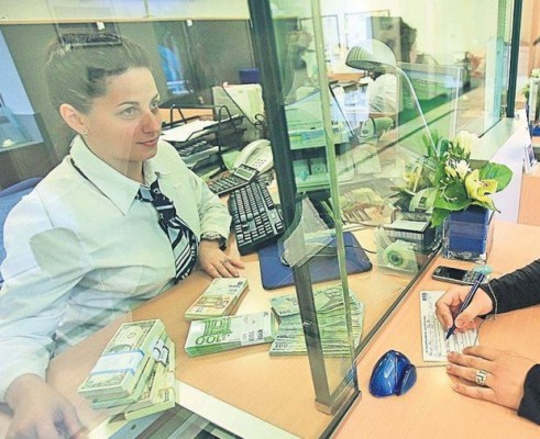 CCR va discuta pe 23 noiembrie sesizarea Guvernului referitoare la conversia creditelor în franci elvețieni