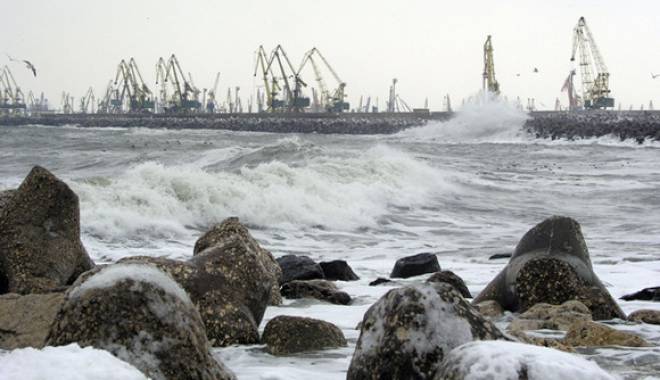 Constanța: Furtuna a închis porturile maritime