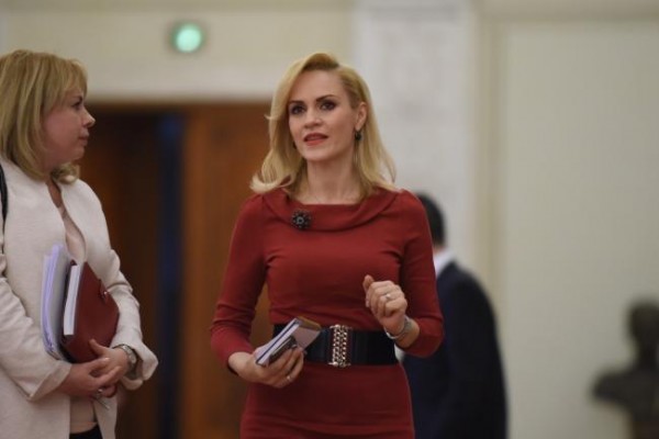 Firea: Peste 600 de olimpici și șefi de promoție, precum și profesori și diriginți primesc câte 1.000 de lei