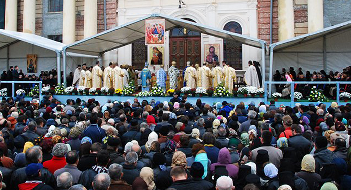 Iași: Mii de credincioși ascultă slujba liturgică de hramul Sf Parascheva
