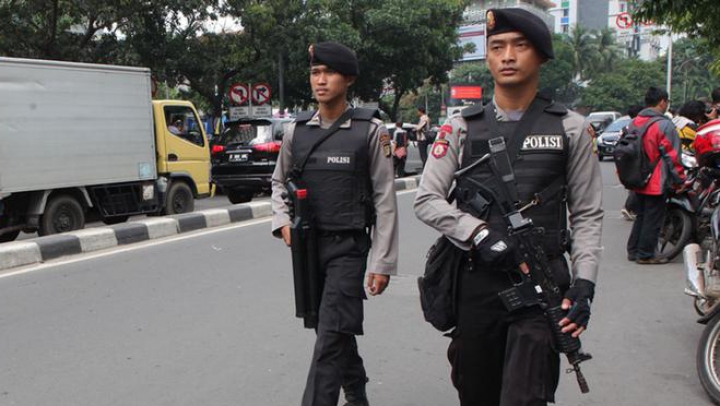 Indonezia: Un susținător al grupării Stat Islamic, împușcat de polițiști după ce îi atacase cu o macetă