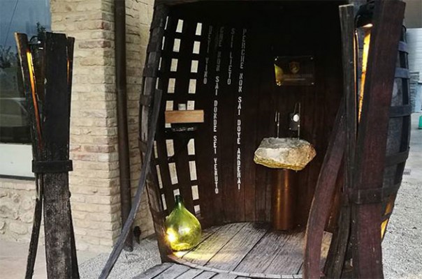O fântână mai puțin obișnuită din Italia oferă trecătorilor vin