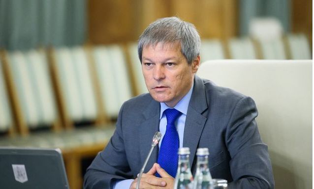 Cioloș către Dragnea: Sădiți teama și îndoiala în sufletul oamenilor, ca să vă cățărați pe fricile lor în bătălia electorală