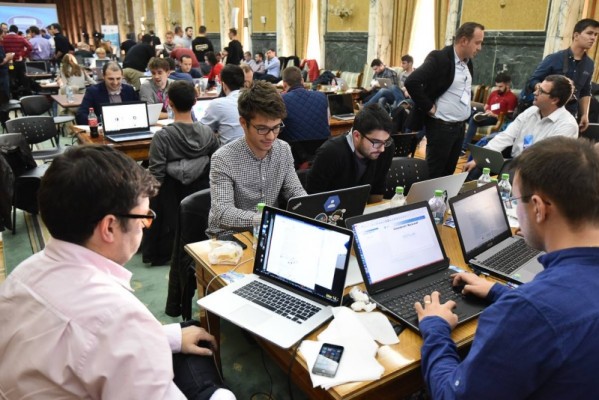 Guvern: Bursierii programului GovITHub dezvoltă proiecte în sănătate, economie socială, fonduri europene