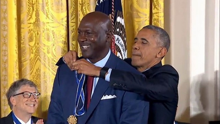 VIDEO Michael Jordan, Bill Gates și Robert De Niro, premiați de Barack Obama cu Medalia Prezidențială a Libertății