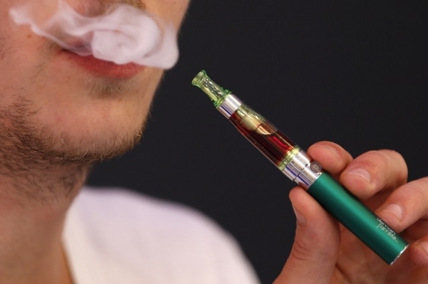 Țigările electronice pot ajuta la combaterea riscului de îngrășare după renunțarea la fumat (studiu)