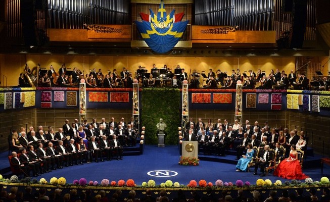 Laureații premiilor Nobel au primit medaliile, la Stockholm, din mâna regelui Suediei