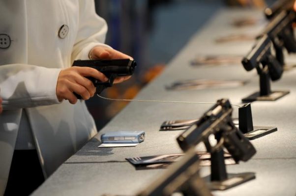 UE adoptă măsuri legislative pentru restricționarea accesului civililor la armele de foc din cauza atentatelor teroriste