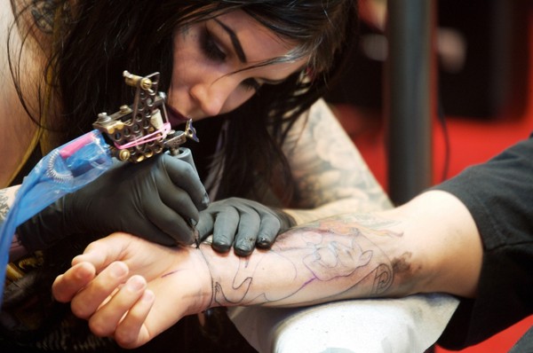 Artiștii tatuatori riscă să acopere alunițele și alte semne ce pot contribui la detectarea cancerului de piele (studiu)