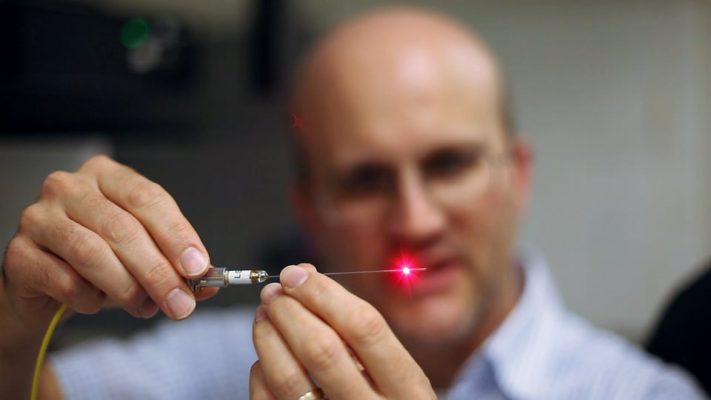 Australia: Un ac de mărimea unui fir de păr, nou instrument revoluționar în operațiile pe creier