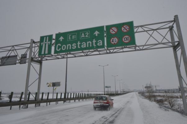 MAI: Pe A2, între Lehliu și Drajna, vizibilitatea este scăzută sub 50 de metri din cauza viscolului