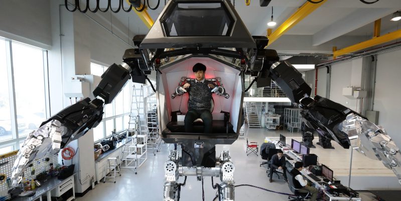 VIDEO Viața bate filmul: Primii pași ai unui robot uriaș, în Coreea de Sud