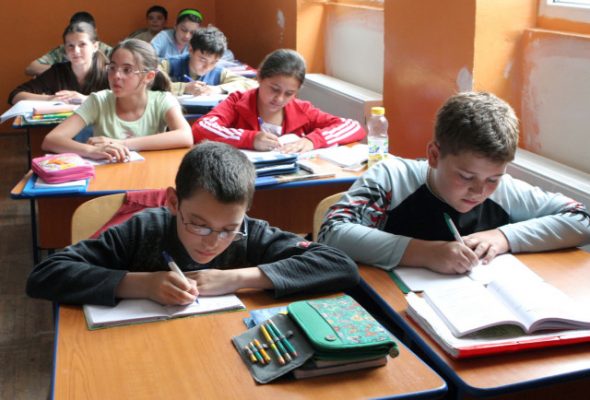 Elevii și copiii de grădiniță se întorc la cursuri