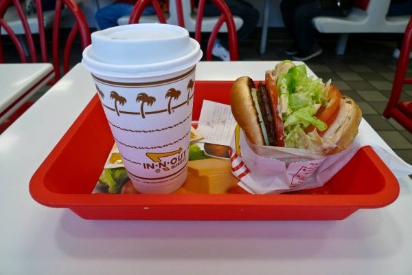 Mai multe ambalaje de fast-food conțin substanțe potențial nocive pentru sănătate (studiu)