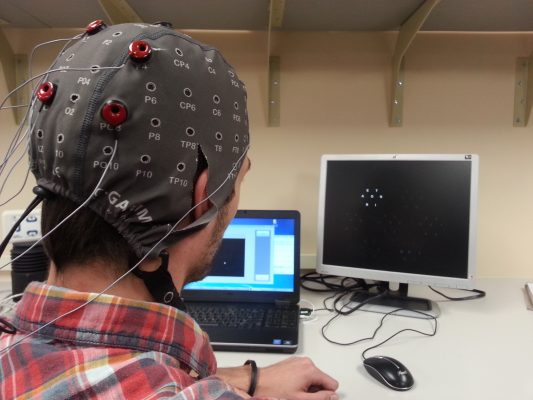 Oamenii de știință au dezvoltat o interfață creier-computer prin care pacienții paralizați își pot comunica gândurile