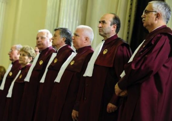 CCR ar putea să se pronunțe în cazul articolului care interzice persoanelor condamnate să fie membri ai Guvernului