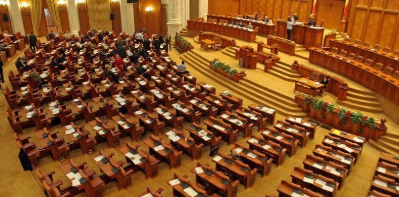Camera Deputaților: Judecătorii CCR nu pot fi urmăriți penal, reținuți sau arestați decât cu încuviințarea plenului CCR