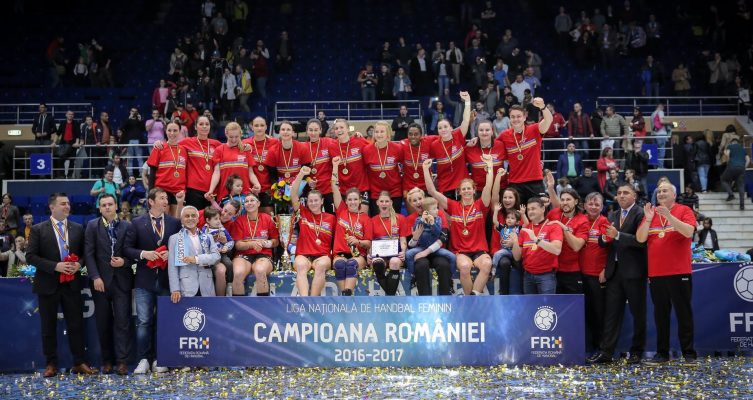 VIDEO Handbal feminin: CSM București a primit trofeul de campioană națională pentru sezonul 2016-2017