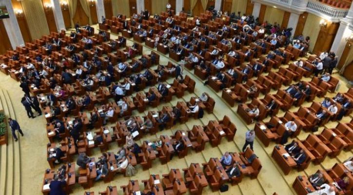 Parlamentarii pot angaja persoane cu care au lucrat în ultimii 5 ani fără a fi în conflict de interese; legea – promulgată