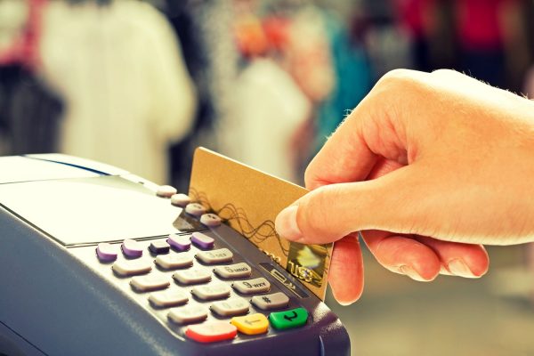 Românii au efectuat peste un milion de plăți de taxe și impozite cu cardul, anul trecut