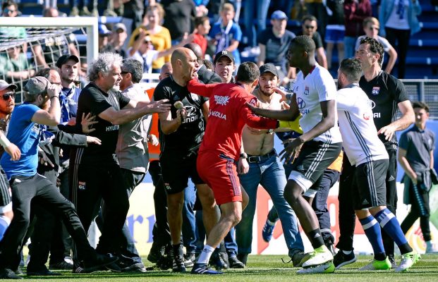 VIDEO Campionatul Franței – Meciul de la Bastia a fost suspendat, după ce suporterii corsicani au atacat jucătorii de la Lyon
