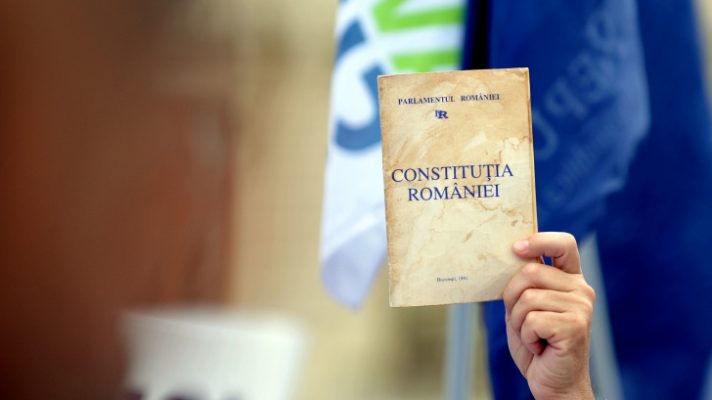 Mai multe organizații cer președintelui și Parlamentului să consulte Comisia de la Veneția pe tema redefinirii familiei