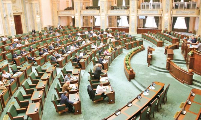 Parlamentarii reîncep activitatea marți
