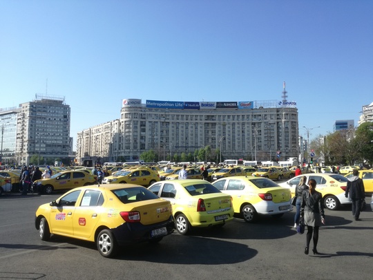 Peste 400 de taxiuri și 90 de microbuze, în Piața Victoriei