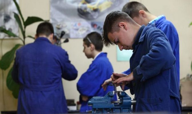Senat: Elevii din învățământul profesional și tehnic pot beneficia de masă și cazare gratuite