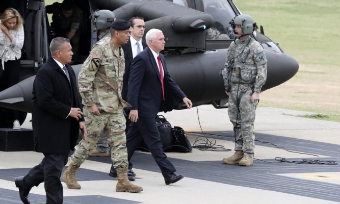 Vicepreședintele american Mike Pence vizitează zona demilitarizată din Coreea