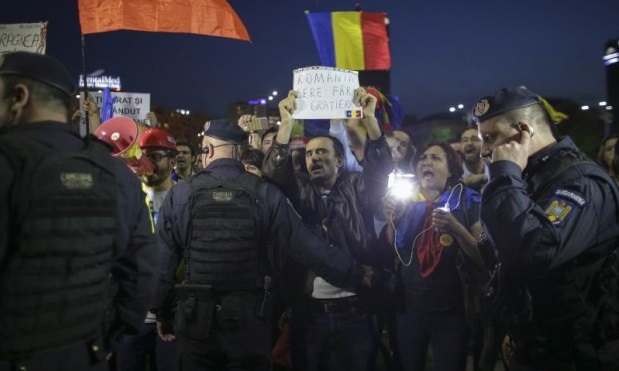 Aproximativ 200 de persoane au protestat în Piața Victoriei, nemulțumite de amendamentele la proiectul de lege a grațierii