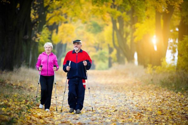 O oră pe săptămână de mers pe jos în ritm vioi poate preveni dizabilitatea în cazul vârstnicilor (studiu)