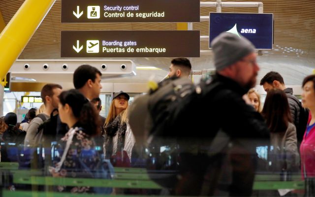Un bărbat român, rănit pe aeroportul din Madrid după ce a încercat să apere o femeie atacată de un agresor cu un cuţit