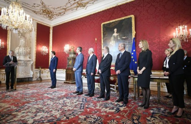 Austria: Noul guvern minoritar condus de cancelarul Sebastian Kurz a depus jurământul