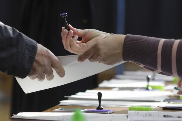 BEC: Pe 26 mai, secţiile vor fi dotate cu câte trei urne de vot