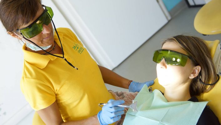 Ce informații trebuie să căutăm înainte de a ne pune implanturi dentare?