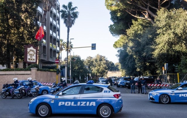 Poliţia italiană a confiscat peste 1.600 de maşini folosite de un grup de români pentru a jefui oameni pe stradă